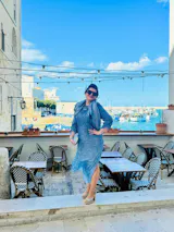 59. Abito elegante con frange spacchi laterali e manica lunga azzurro e argento