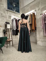 25. Abito Red Carpet lungo in satin verde con scollo americano e spacco - PREORDINA