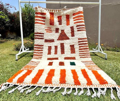 Tapis berbère Beniourain salon aux motifs orange