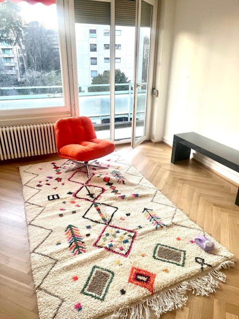 Tapis Beniourain salon berbère aux losanges design