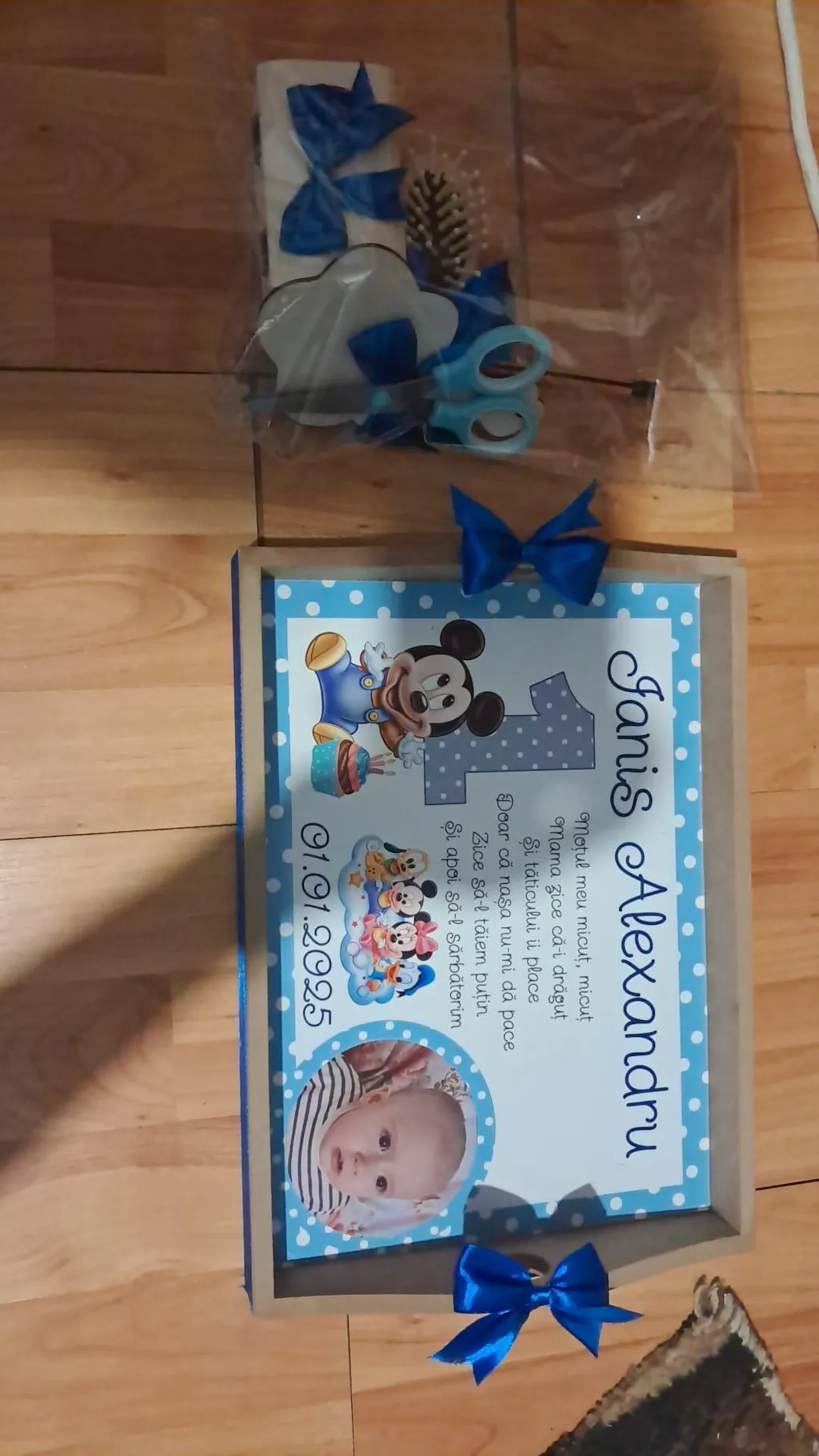 Tava pentru Mot Personalizata pentru baieti, Model Baby Mickey Mouse, Culoare Natur, Funde Albastre