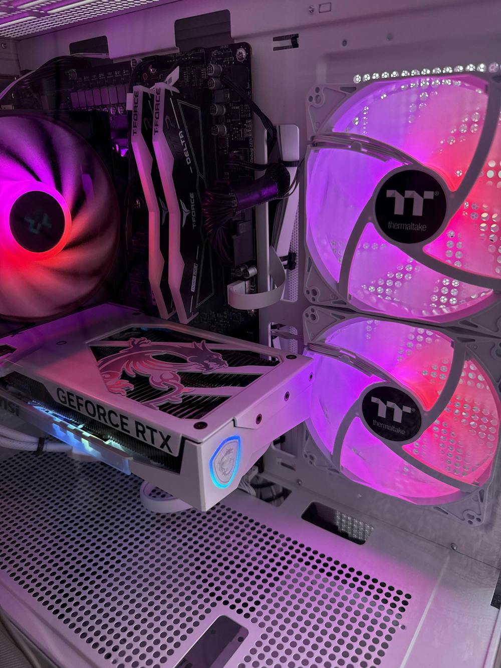 TECHNOID Glass Gaming PC - GeForce RTX 5060 Ti - AMD Ryzen 5 9600x - 32GB DDR5 - 2TB SSD - Win 11 PRO - AI Ready - VR Compatible - White
