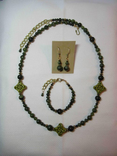 Olivine Jade · Smooth · Rondelle · 6mm, 8mm