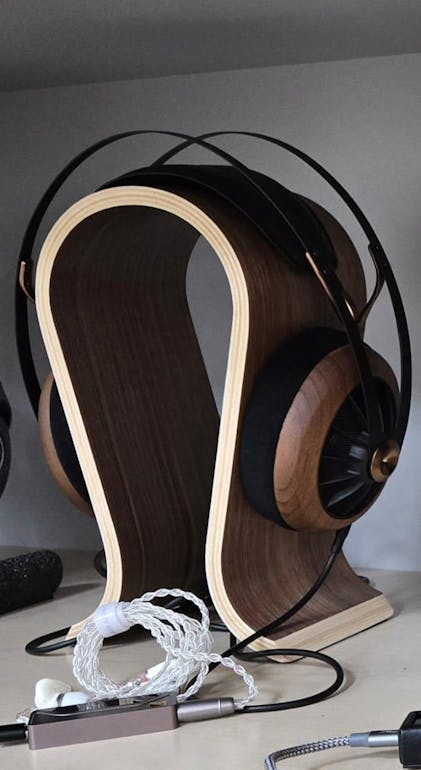 AUDIOCULAR AA08 Wooden Headphone Stand1
