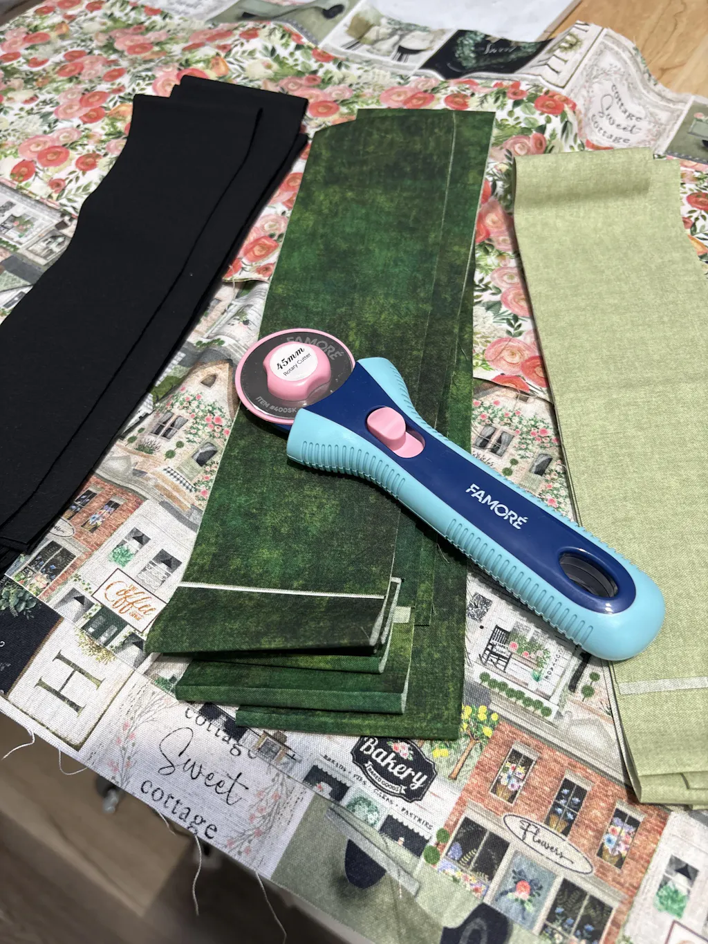 Famoré Rotary Cutter + 10-Pack Titanium Blades