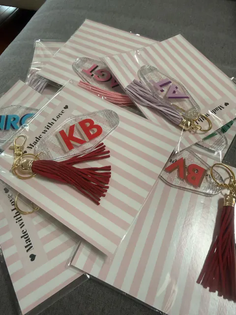 Motel Keychain Personalized with Shadow Monogram Retro Hotel Keychain Bridesmaid Gifts Bachelorette Gift Preppy Glitter Keychain with Tassel