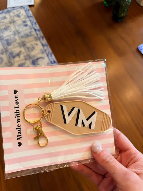 Motel Keychain Personalized with Shadow Monogram Retro Hotel Keychain Bridesmaid Gifts Bachelorette Gift Preppy Glitter Keychain with Tassel