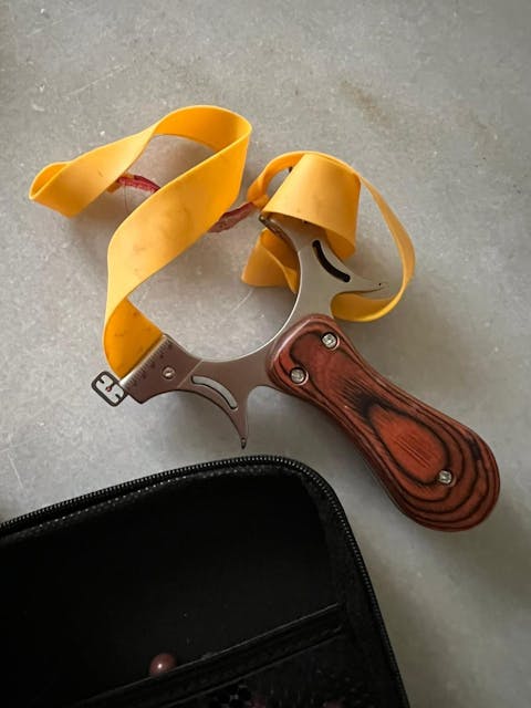 TIRACHINAS PROFESIONAL CON MANGO DE MADERA PARA CAZA CON ESTUCHE INCLUIDO [PRODUCTO PREMIUM]