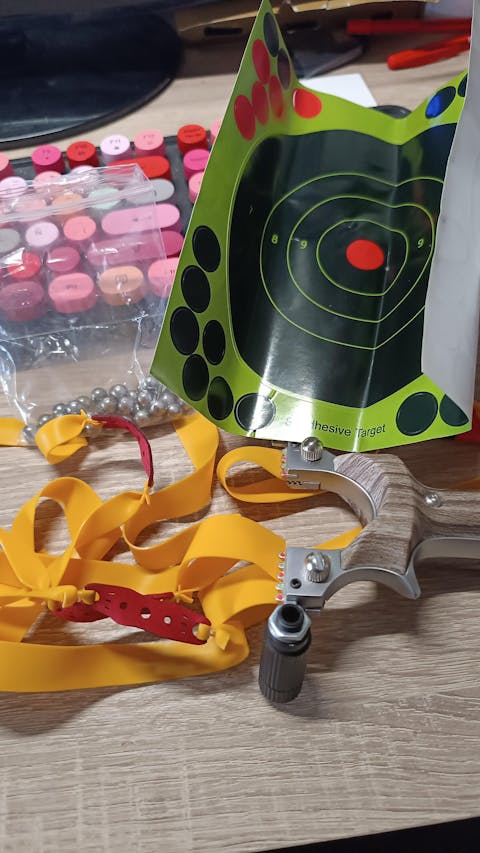 TIRACHINAS DE METAL PROFESIONAL CON PUNTERO LASER Y MANGO DE MADERA AGARRE CÓMODO COMPETICIÓN [PACK EXCLUSIVO]