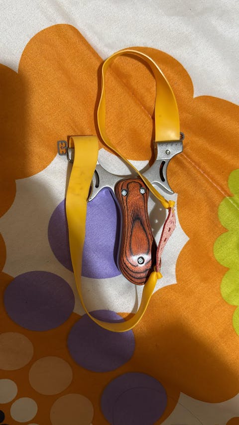 TIRACHINAS PROFESIONAL PARA CAZA CON OBJETIVO ESPECIAL Y 3 BANDAS + 100G DE BOLAS DE BARRO DE 9MM