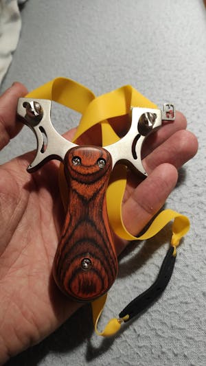 TIRACHINAS PROFESIONAL CON MANGO DE MADERA PARA CAZA CON ESTUCHE INCLUIDO [PRODUCTO PREMIUM]