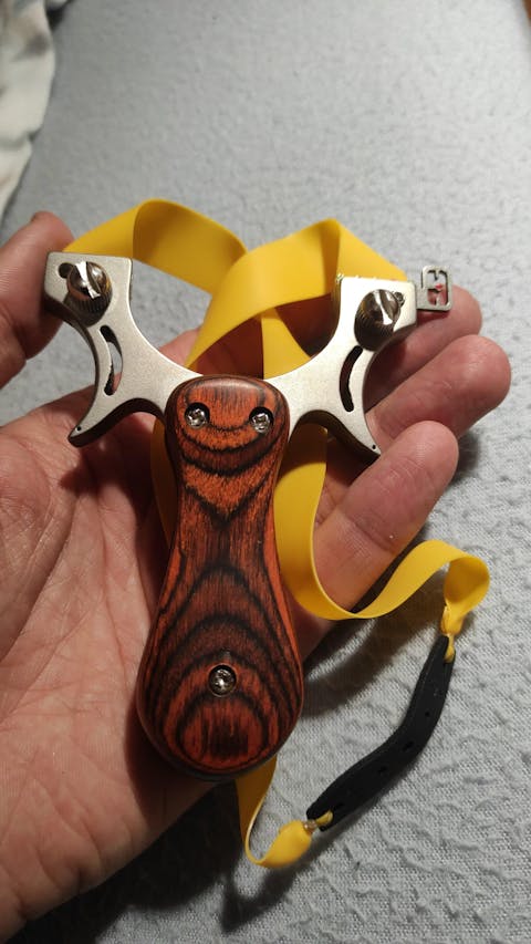 TIRACHINAS PROFESIONAL CON MANGO DE MADERA PARA CAZA CON ESTUCHE INCLUIDO [PRODUCTO PREMIUM]