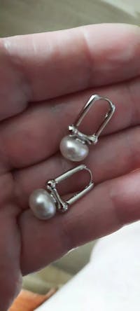 עגילים קטנים קלאסיים מכסף 925 לנשים - עם עיצוב דמוי פנינה