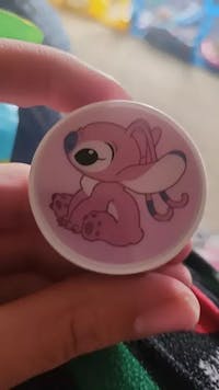 מחזיק טלפון מתקפל בעיצוב סטיץ' – אחיזה ומעמד לנייד עם הדבקה חזקה