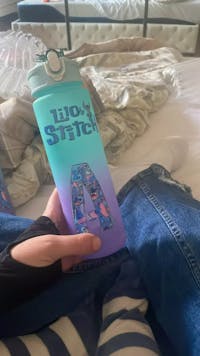 בקבוק שתייה בעיצוב סטיץ' עם אות אישית - 750 מ"ל, קשית וסגירה נוחה