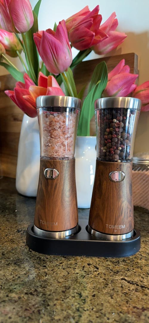 TOMEEM 4.5oz Rechargeable Electric Salt and Pepper Grinder With Tray