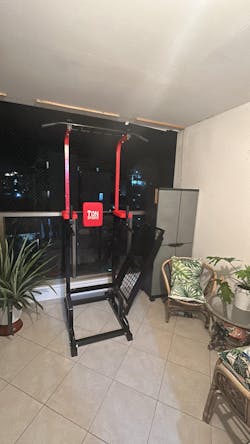 מתקן מתח סולם מקבילים ושכיבות סמיכה