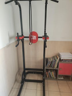 מתקן מתח מקבילים ושכיבות סמיכה