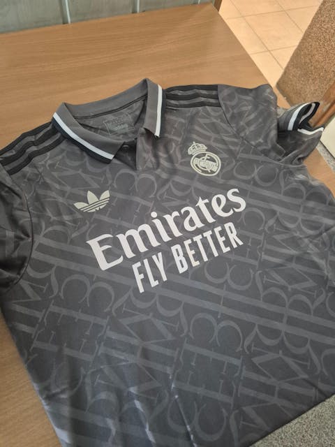 Trzecia wyjazdowa koszulka Real Madrid na mecz piłki nożnej 2024/25