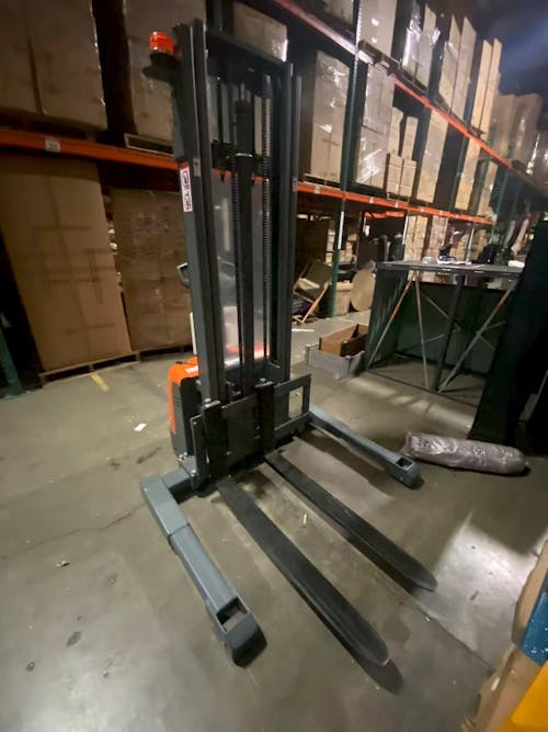 Powered Forklift Full Electric Walkie Stacker 3300lbs Cap. Straddle Legs.98" lifting