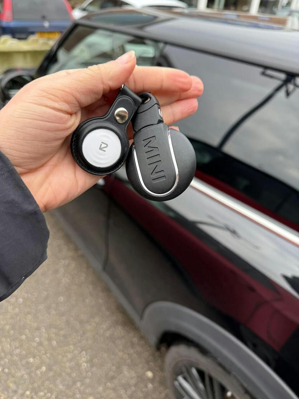 Trag Tag - Apple & Android + Sleutelhanger zwart