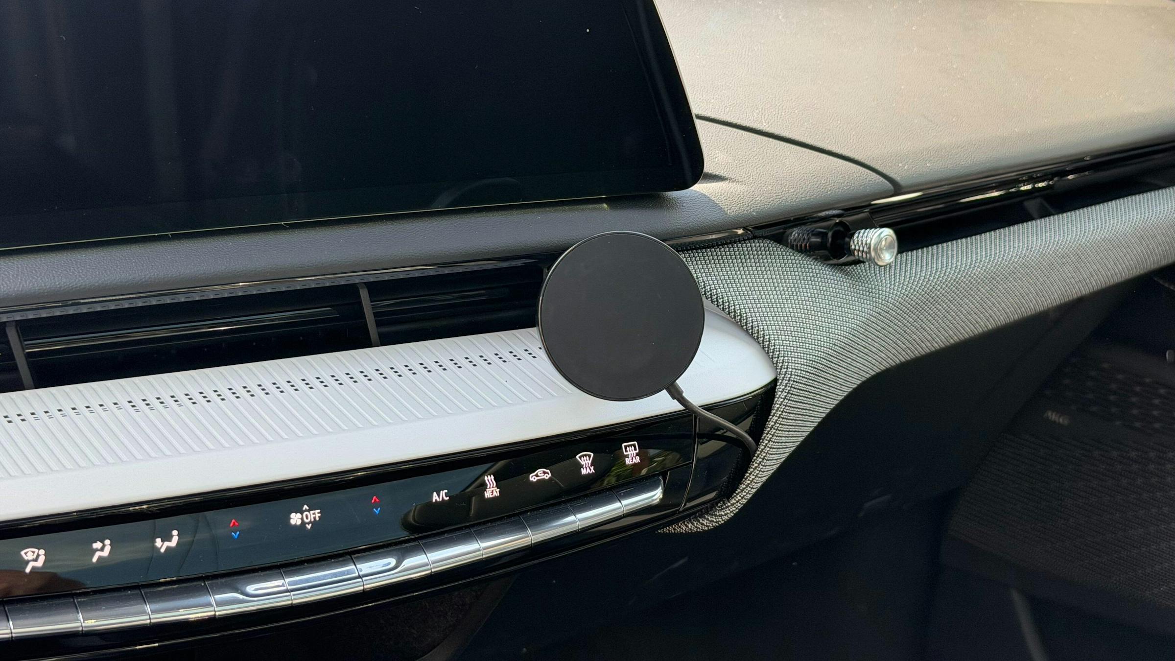 Dashboard Phone Mount / Qi2 Charger | Cadillac OPTIQ - Phone Holder