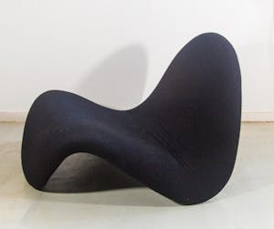 Velluto Wave – Italian Minimalist Tongue Lounge Chair for Hotel Lobbies & Modern Living Spaces