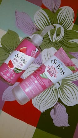 St. Ives Hydrating Watermelon Daily Cleanser 200ml
