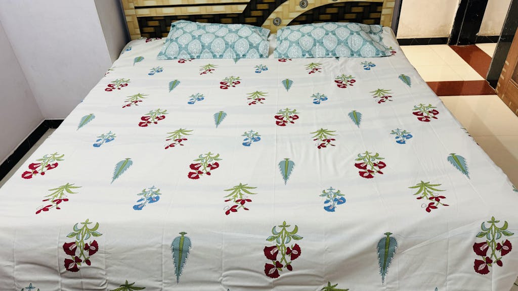 220 TC 100% Cotton printed bedsheet - High Garden Red