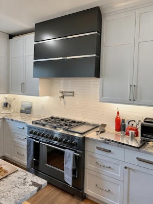 USA Modern Black Box Range Hood with Polished Stainless Accents URHS-104