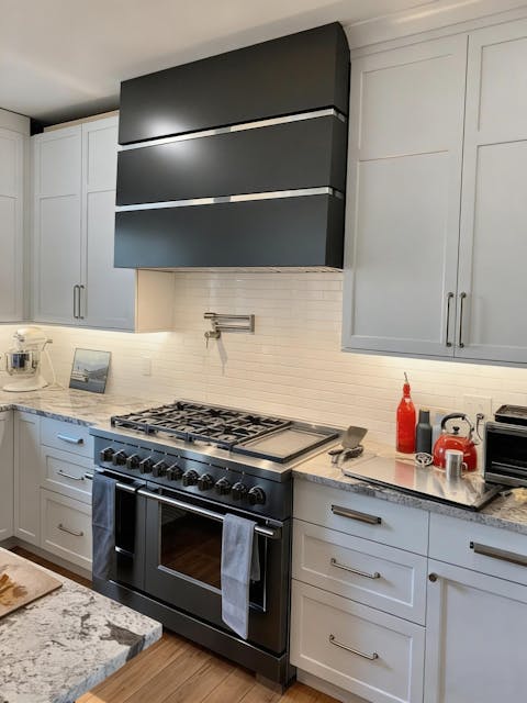 USA Modern Black Box Range Hood with Polished Stainless Accents URHS-104