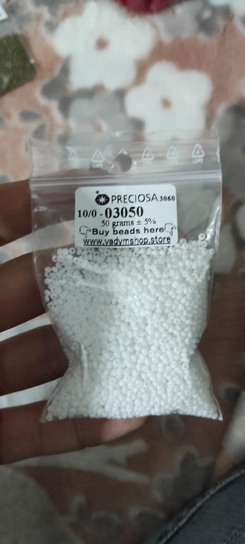 10/0 97070 Preciosa Czech Glass Seed Beads Rocailles 2.3mm. Red transparent Silver lined.