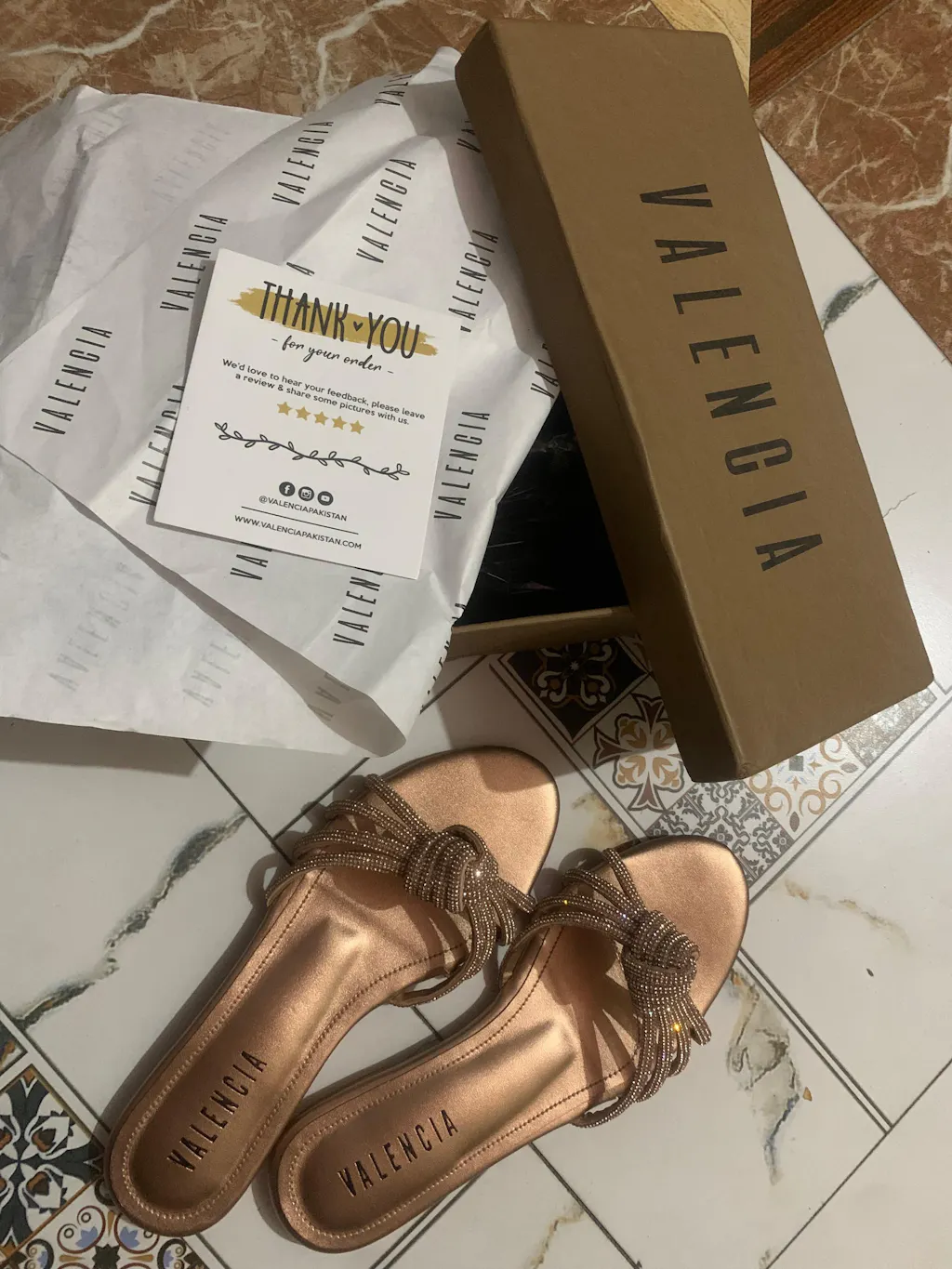 Diamante Knot Flat