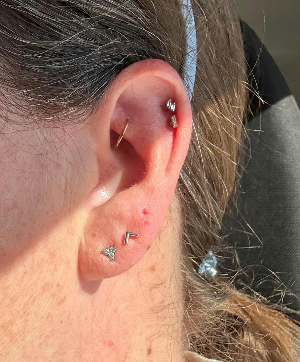 19G Vic Chevron V Bar Solid Gold Flat Back Stud