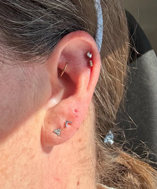 19G Vic Chevron V Bar Solid Gold Flat Back Stud