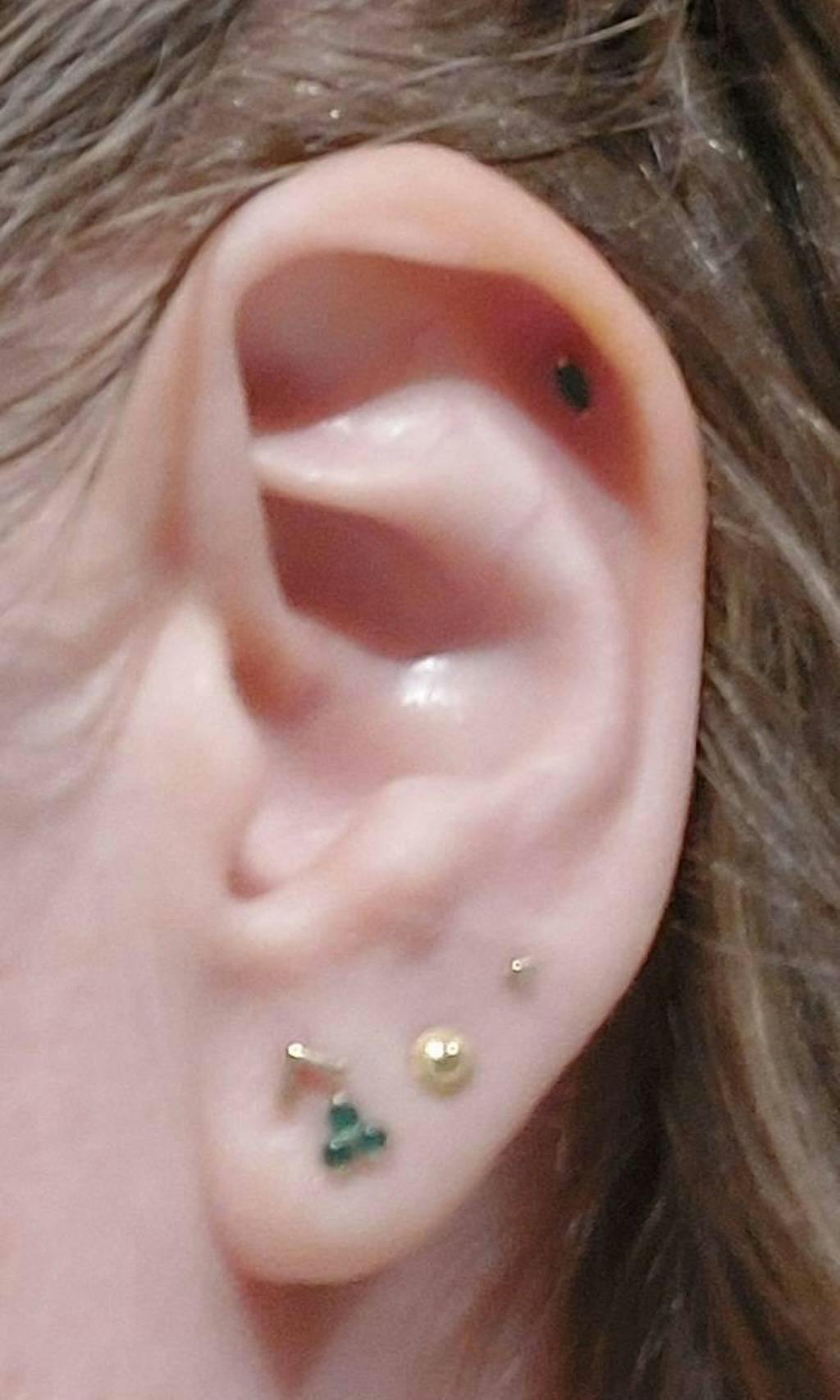 19G Vic Chevron V Bar Solid Gold Flat Back Stud