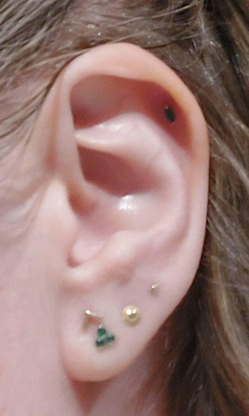 19G Vic Chevron V Bar Solid Gold Flat Back Stud