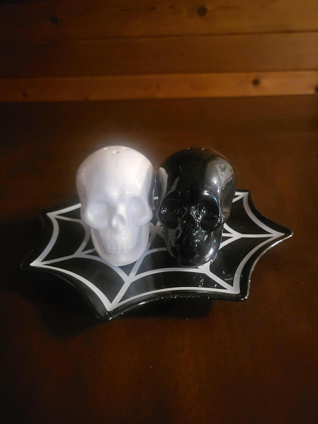 Skull Salt & Pepper Shaker Set [Ceramic] VampireFreaks