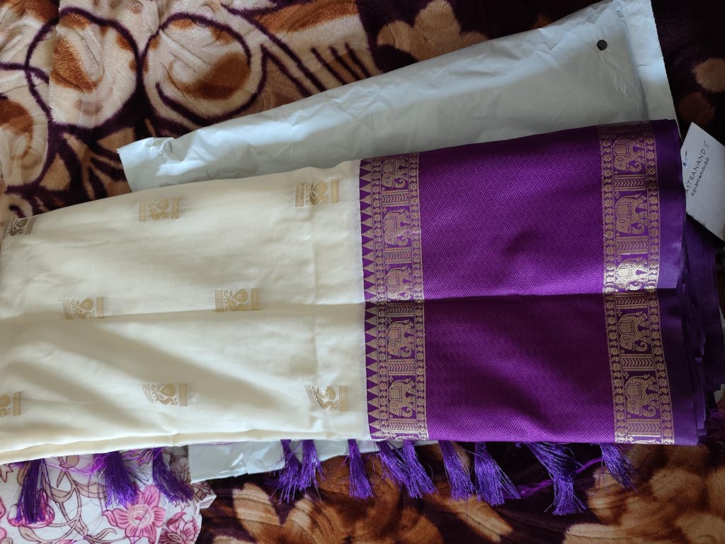 White Gadhwal Pure Soft Silk Saree