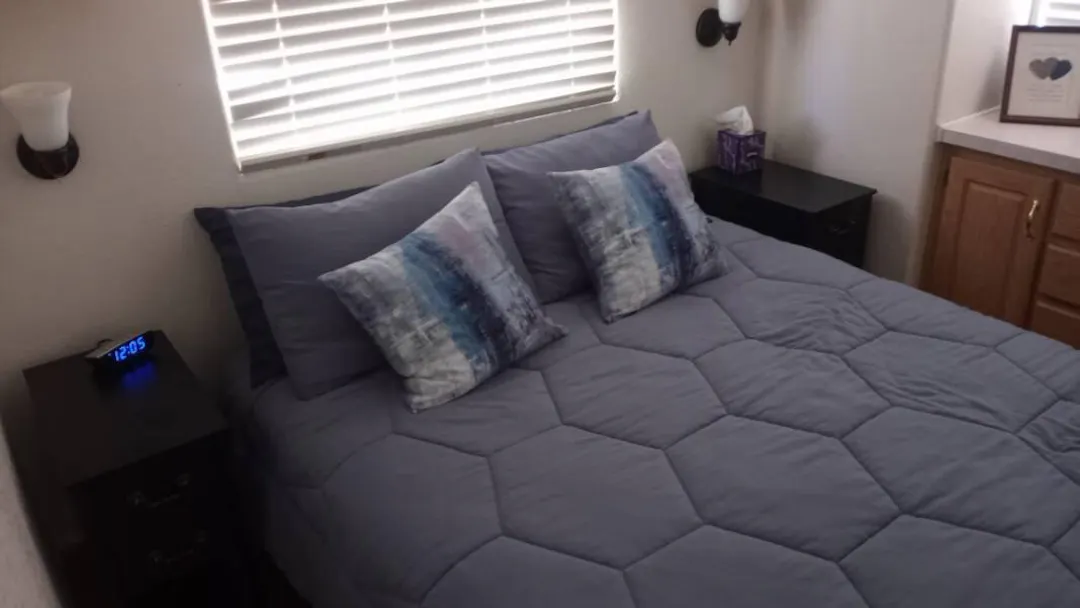 VECELO Modern Platform Bed Frame/Mattress Foundation