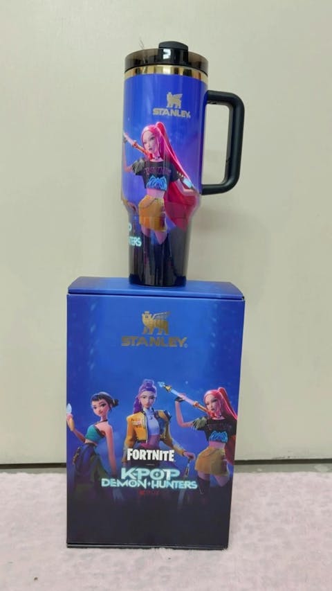 Exclusivo: Garrafa Térmica 1.2L Edição Especial Guerreiras do K-Pop Caixa Customizada + *BRINDE 1x Chaveiro Exclusivo* - EDIÇÃO LIMITADA