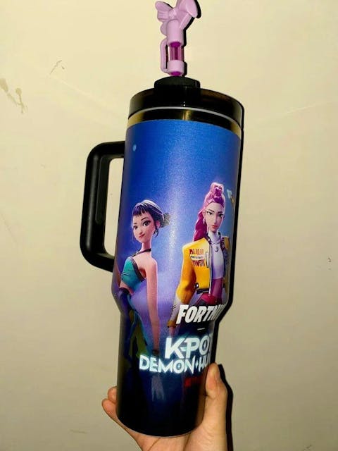 Exclusivo: Garrafa Térmica 1.2L Edição Especial Guerreiras do K-Pop Caixa Customizada + *BRINDE 1x Chaveiro Exclusivo* - EDIÇÃO LIMITADA