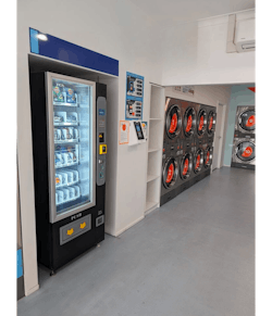 Mach 2.0 - Vending Machine - Snack & Drink Combo