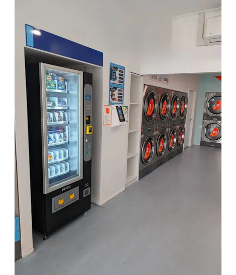 Mach 2.0 - Vending Machine - Snack & Drink Combo