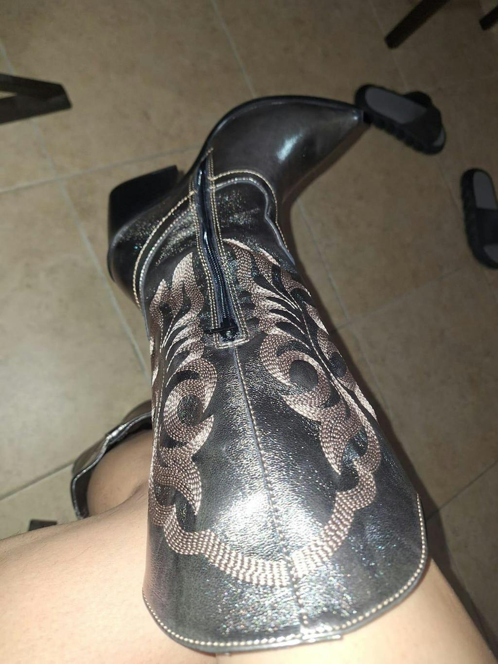 6966 BOTA ALTA BORDADA COLOR ACERO