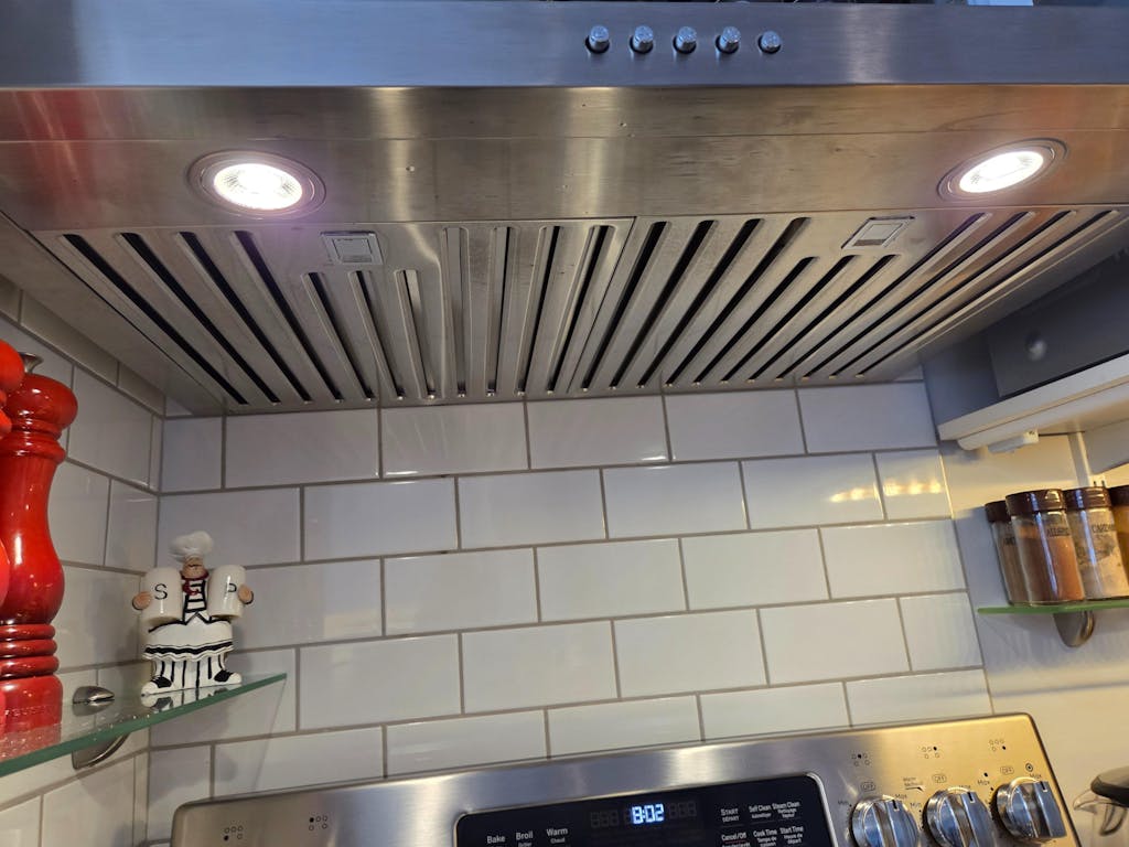 30 Inch 600 CFM Under Cabinet Range Hood with Push Button Controls - VICTORY Luna