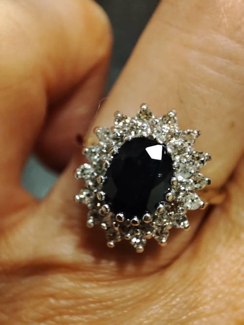 Vintage 9ct oval natural sapphire & diamond halo cluster ring