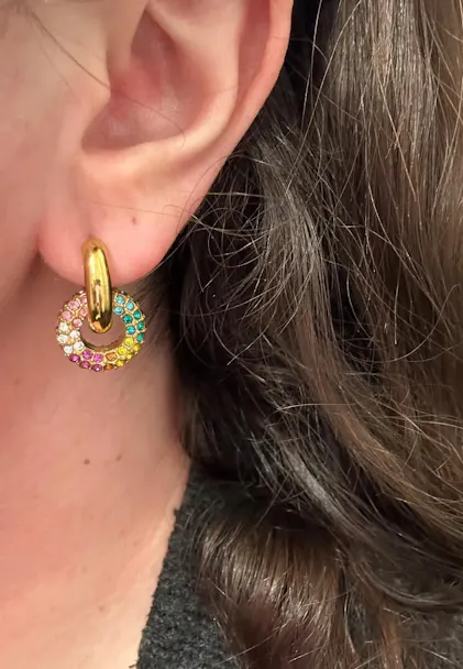 Brede geelgouden creolen met regenboog saffier Luxe Cadeau | Veerman Juwelen Brede geelgouden creolen met regenboog saffier Luxe Cadeau | Veerman Juwelen