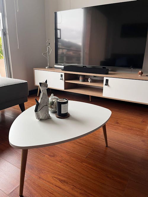 Mesa para TV Lienxo, Macadamia y Blanco, Con Espacio Para TV Hasta 75 Pulgadas