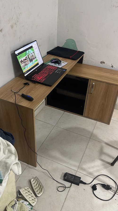 Escritorio Mafe, Fresno Europeo y Wengue, con amplio espacio de trabajo